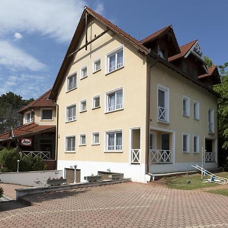 Hotel Francoise バラトンレッレ エクステリア 写真